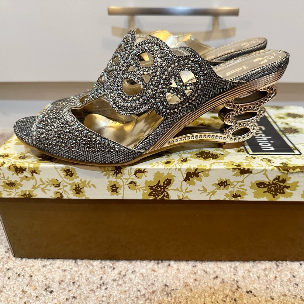 John Fashion Women's Silver Rhinestone Beaded Perforated Wedge Heel Size 8 NWT